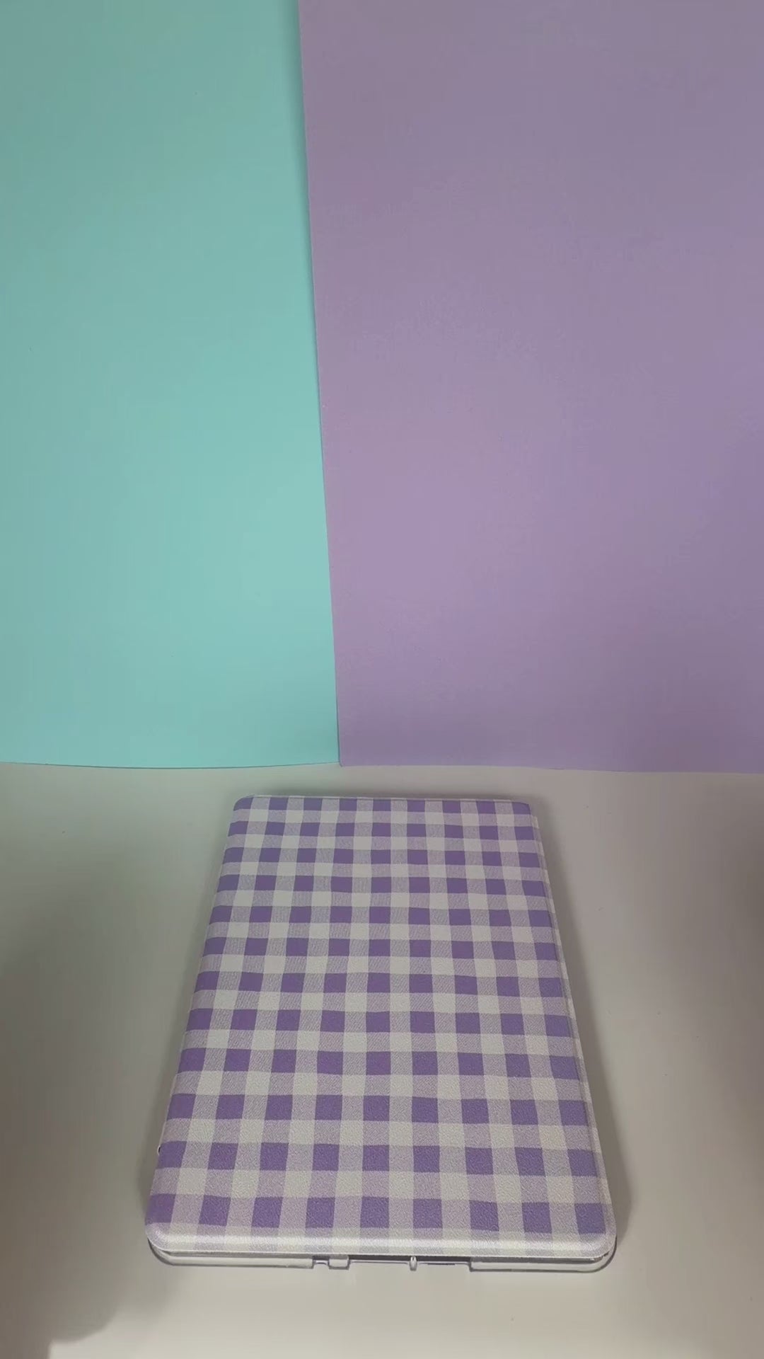 A video showing a kindle case with a detachable magnetic cover